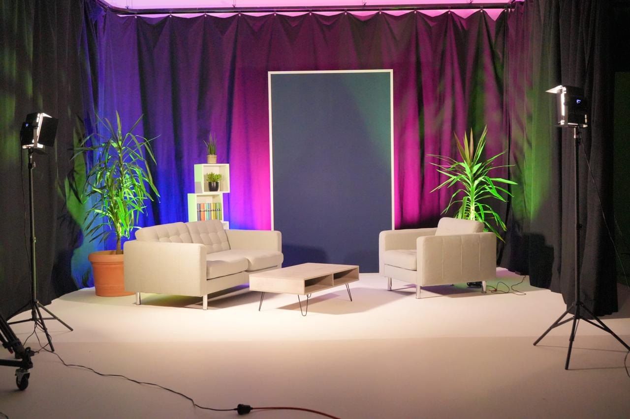 Jägerwald TV Studio Set mit Couch, Pflanzen und Studiolicht