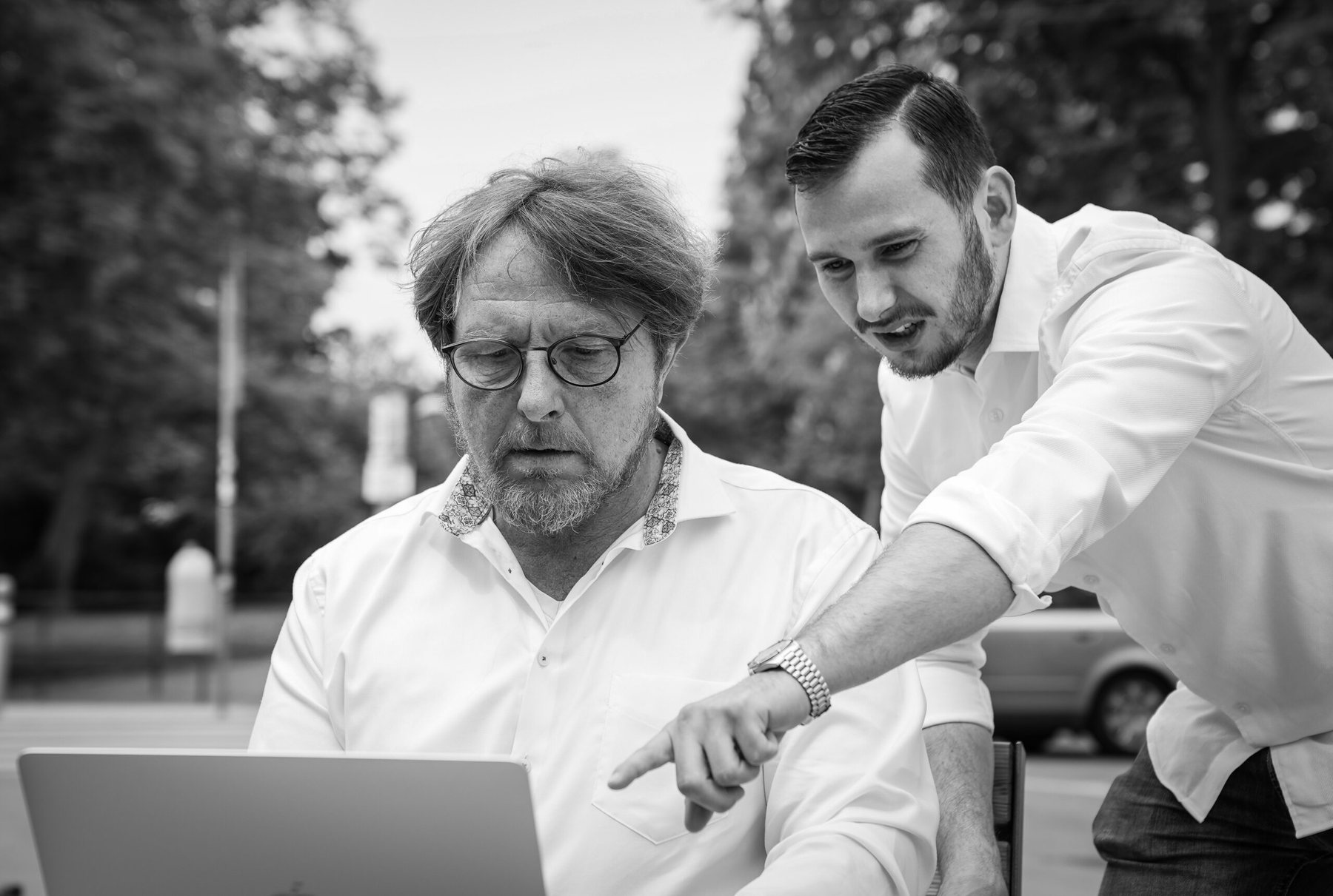 Christoph Mahdalik und Moritz Kvych arbeiten gemeinsam am Laptop